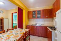 Kuchyň nebo kuchyňský kout v ubytování Apartment Damir 50 meters from the beach