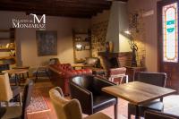 Un restaurante con mesas y sillas y una ventana. en Palacio de Monjaraz, en Ávila