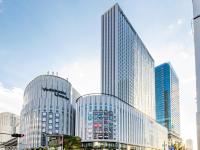 un grupo de edificios altos en una ciudad en Hotel Hankyu RESPIRE OSAKA, en Osaka
