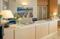 una cocina con una encimera con una pintura en la pared en Dingle Harbour Lodge B&amp;B, en Dingle