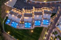 Bazén v ubytování Villa D'Oro - Luxury Villas & Suites nebo v jeho okolí