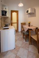 Kuchnia lub aneks kuchenny w obiekcie Akácfa 13 Apartman