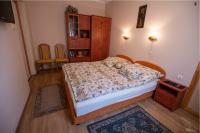 Łóżko lub łóżka w pokoju w obiekcie Akácfa 13 Apartman