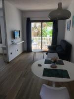 Televízia a/alebo spoločenská miestnosť v ubytovaní Apartamentos El Bergantin Menorca Club