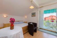 Posteľ alebo postele v izbe v ubytovaní Apartments Mirjana Blue Beach