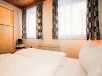 Łóżko lub łóżka w pokoju w obiekcie Apartment Edelweiss-1 by Interhome