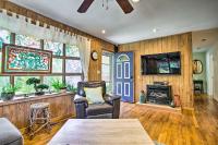 Η κουζίνα ή μικρή κουζίνα στο Charming Hampton Bays Home 5 Mi to Coopers Beach