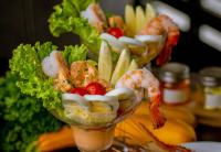 Una ensalada con camarones y verduras en un recipiente de vidrio. en Hotel Polo Towers Agartala, en Agartala