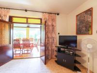 Televízia a/alebo spoločenská miestnosť v ubytovaní Holiday Home Akazie by Interhome