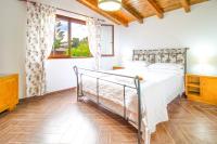 Postel nebo postele na pokoji v ubytování La Casa di Lina - Capo d'Orlando, casa con ampio giardino
