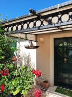 Zahrada ubytování ISSA Holiday Home - 3 Min Walk to Beach