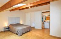 En eller flere senge i et v&aelig;relse p&aring; Amazing Home In Rochefort-du-gard With Wifi