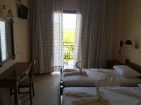 Postel nebo postele na pokoji v ubytování Vontzos Hotel