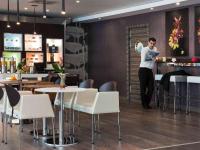 Hostia v ubytovaní Novotel Suites Malaga Centro
