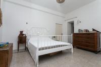 A bed or beds in a room at S190 - Sirolo, trilocale in piazza