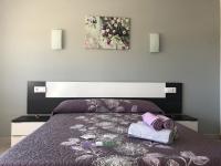 A bed or beds in a room at Dukes Habitaciones