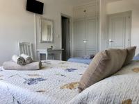 A bed or beds in a room at Dukes Habitaciones