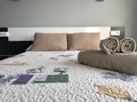A bed or beds in a room at Dukes Habitaciones