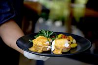 una persona sosteniendo un plato negro de comida en Rodavento Boutique Hotel & Spa, en Valle de Bravo