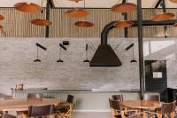 Un restaurante con mesas y sillas de madera y luces. en Rodavento Boutique Hotel & Spa, en Valle de Bravo