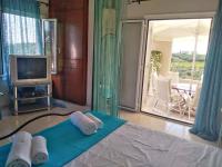 Televízia a/alebo spoločenská miestnosť v ubytovaní Villa Amelie-Private pool