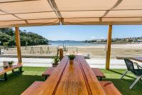 una mesa de picnic con vistas a la playa en Playa de Camariñas, en Camariñas