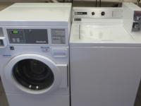 a washing machine and a dryer in a room at Anaheim Desert Inn & Suites in Anaheim
