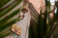 a light on the side of a building with a hotel sign at Hotel Kette in Venice