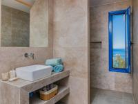 Koupelna v ubytování Armiriki Home with sea views, 50m from St Nikolaos Port
