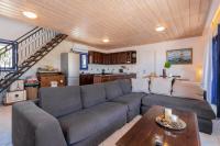 Posezení v ubytování Armiriki Home with sea views, 50m from St Nikolaos Port