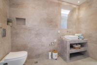 Koupelna v ubytování Armiriki Home with sea views, 50m from St Nikolaos Port