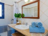 Koupelna v ubytování Armiriki Home with sea views, 50m from St Nikolaos Port