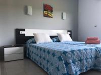 A bed or beds in a room at Dukes Habitaciones