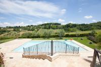 Bazén v ubytovaní Collerovere Country House alebo v jeho blízkosti