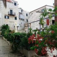 una fila de macetas delante de un edificio en Bed &amp; Breakfast Dionis Vis, en Vis