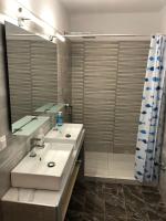 Koupelna v ubytování Enigma Suites