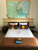 Postel nebo postele na pokoji v ubytování Enigma Suites
