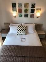 Postel nebo postele na pokoji v ubytování Enigma Suites