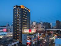 船橋市にあるアパホテル〈西船橋駅前〉の交通量の多い街路にある高層ビル