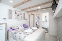 Postel nebo postele na pokoji v ubytování Lavender Room