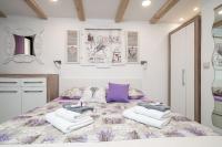 Postel nebo postele na pokoji v ubytování Lavender Room