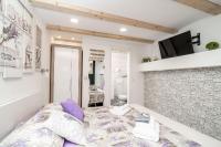 Postel nebo postele na pokoji v ubytování Lavender Room