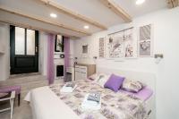 Postel nebo postele na pokoji v ubytování Lavender Room