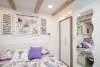 Postel nebo postele na pokoji v ubytování Lavender Room