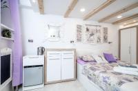 Postel nebo postele na pokoji v ubytování Lavender Room