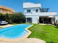 Bazén v ubytování Villa 15 - Beachhouse Luxury Villa - 300m Beach - WIFI - Klima nebo v jeho okolí