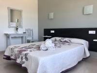 A bed or beds in a room at Dukes Habitaciones
