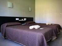 A bed or beds in a room at Dukes Habitaciones