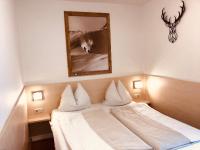 Łóżko lub łóżka w pokoju w obiekcie Familienappartements Eder - Free entry to Tauern SPA Kaprun included