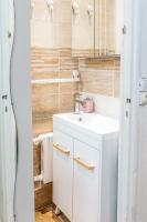 ein Badezimmer mit einem weißen Waschbecken und einer Dusche in der Unterkunft Cosy 2 pièces aux Portes de Paris in Clichy